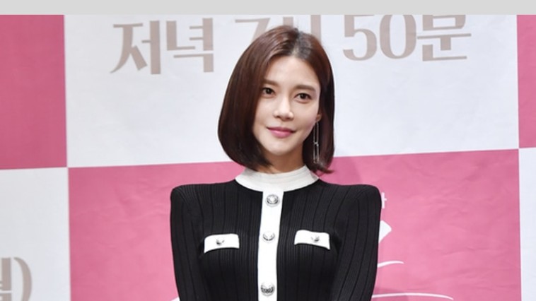 Cha Ye-ryun's Outfit at Elegant Mother and Daughter Press on October 31, 2019