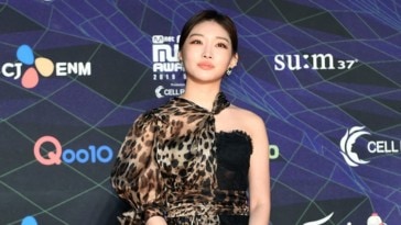 Chungha's Outfit at MAMA 2019 on December 4, 2019