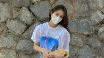 Kang Min-kyung's Outfit on Instagram on April 17, 2020