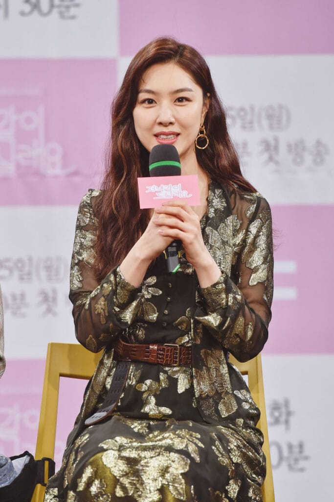 Seo Ji-Hye's Outfit on 'Dinner Mate' Press Conferece on May 25, 2020
