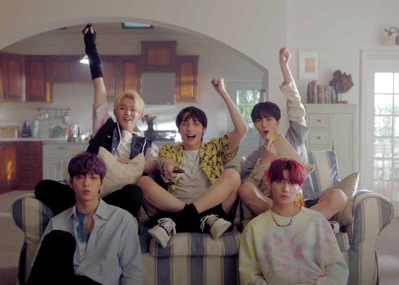 TXT Can't You See Me MV Kpop Fashion - Huening Kai - Look 1-3