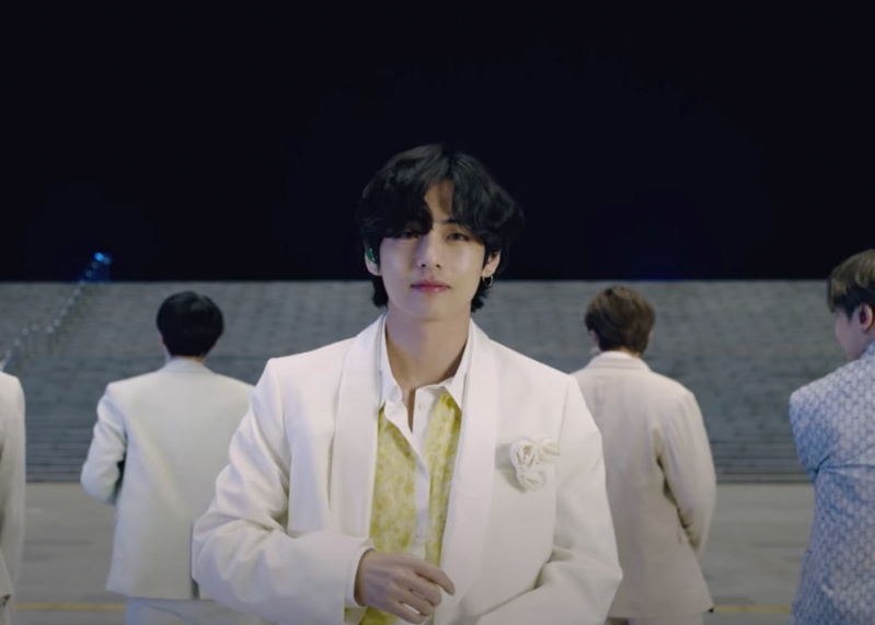 200608 BTS V Fashion - Dear Class Of 2020 Performance - Look 1