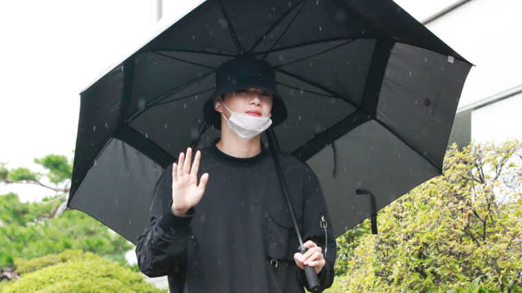 Kang Daniel's Outfit on the way to film KBS ‘You Hee-yeol’s Sketchbook’ on July 28, 2020