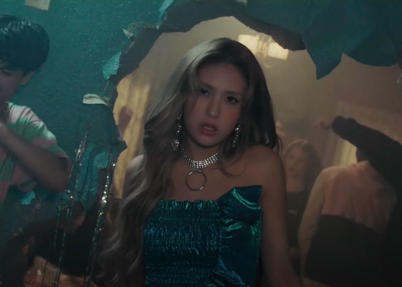 SOMI What You Waiting For MV Kpop Fashion - Look 3