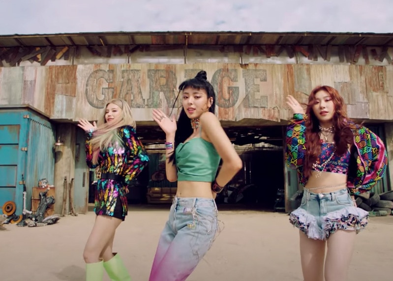 ITZY Not Shy MV Kpop Fashion - Yuna - Look 2