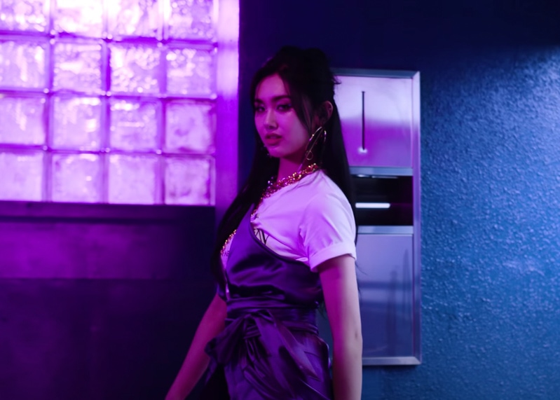 EVERGLOW La Di Da MV Kpop Fashion - Aisha - Look 1