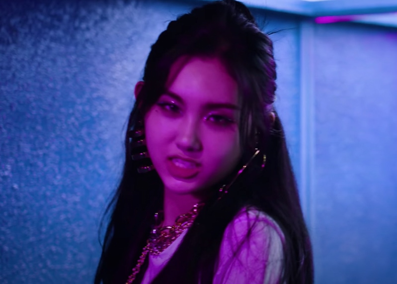 EVERGLOW La Di Da MV Kpop Fashion - Aisha - Look 1
