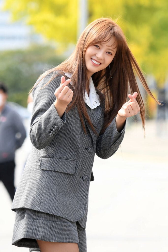 Go Ara's Outfit on the way to KBS Cool FM on October 7, 2020