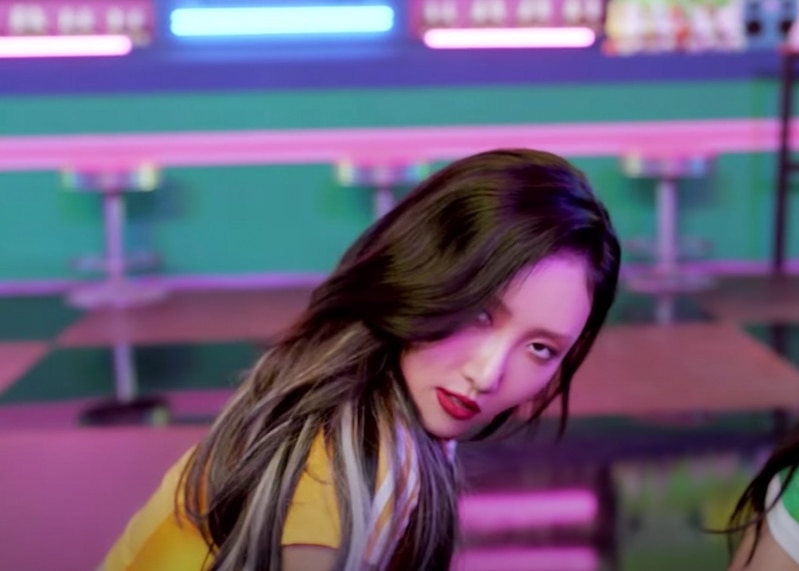 MAMAMOO Dingga MV Kpop Fashion - Hwasa - Look 2