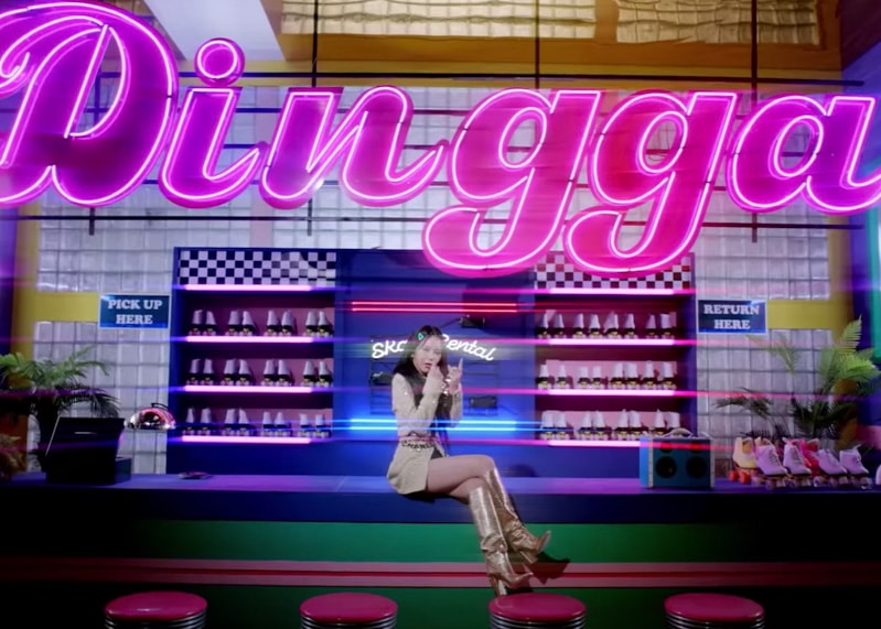 MAMAMOO Dingga MV Kpop Fashion - Solar - Look 1