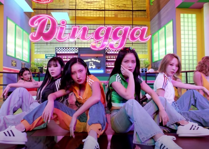 MAMAMOO Dingga MV Kpop Fashion - Solar - Look 2