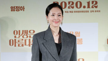 Yum Jung-Ah's Outfit at 'Life Is Beautiful' Press Conference on November 11, 2020