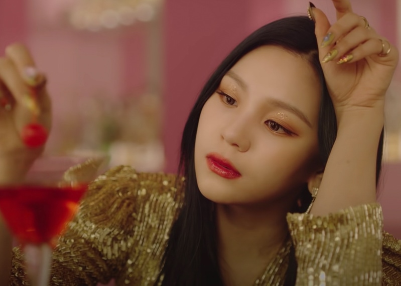 GFRIEND Mago MV Kpop Fashion - Umji - Look 1