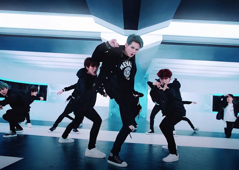 TREASURE MMM MV Kdrama Fashion - Yoshi - Look 1
