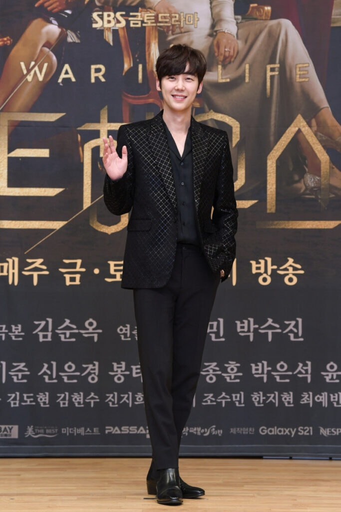 Yoon Jong-hoon's Outfit at 'Penthouse 2' Press Conference on February 19, 2021