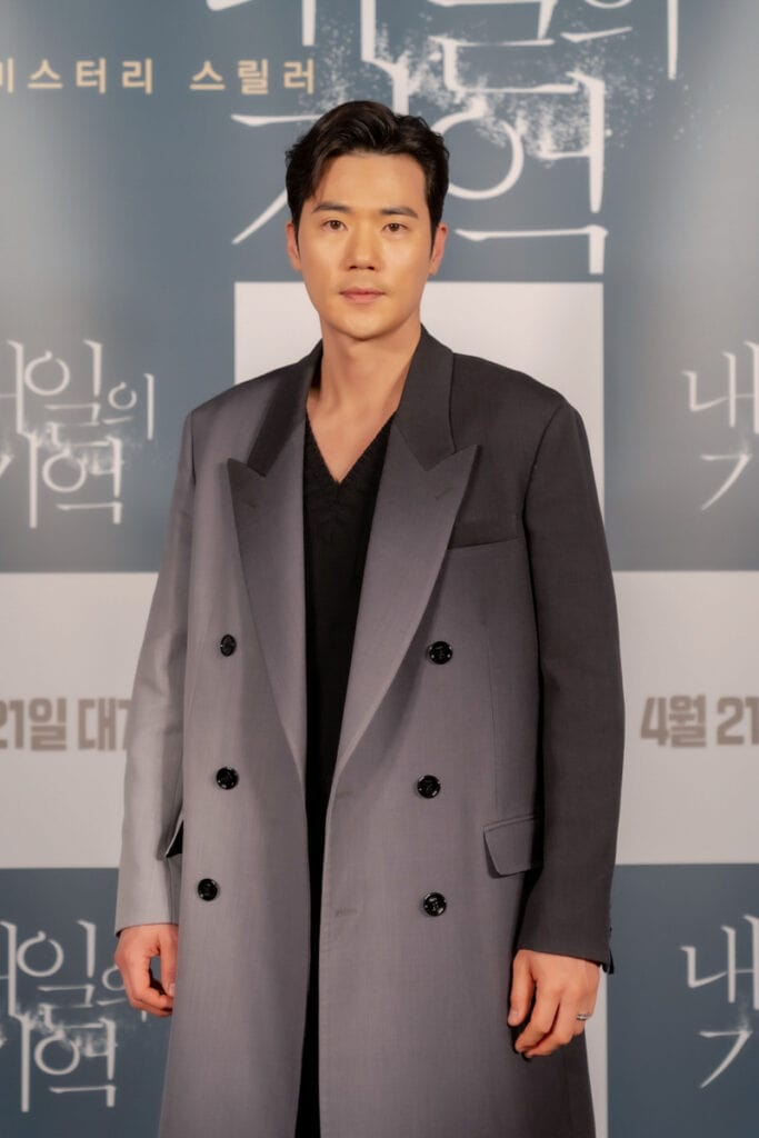 Kim Kang-woo's Outfit at ‘Recalled’ Press Conference on April 1, 2021