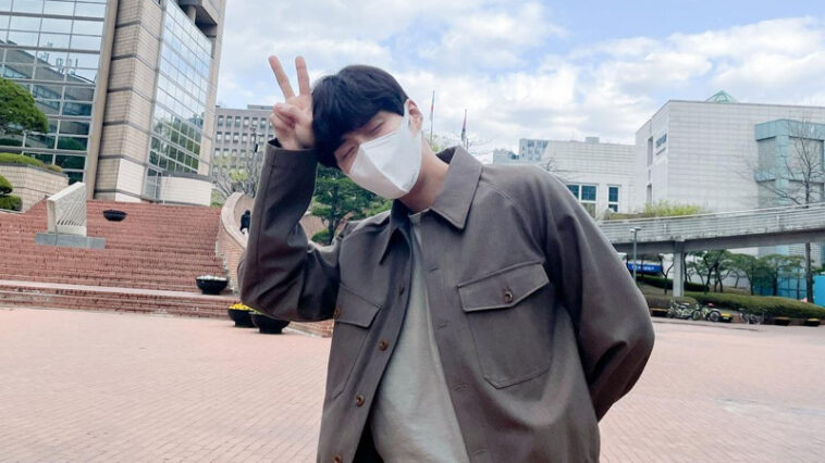 Kim Seon-ho's Outfit on Instagram on April 24, 2021
