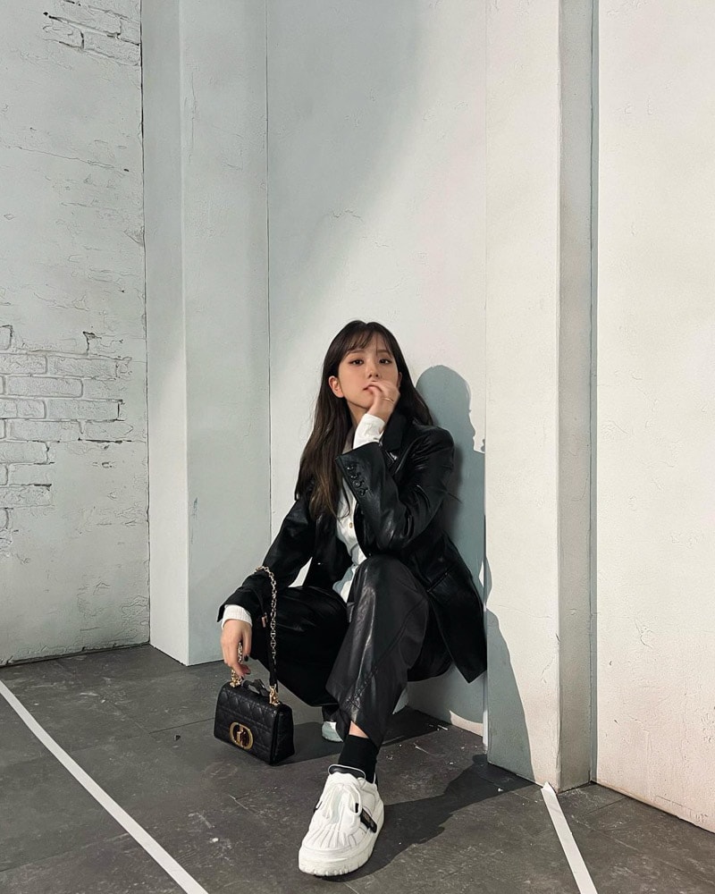 Blackpink Jisoo's Outfit on Instagram on November 21, 2021