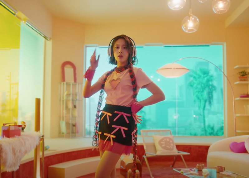STAYC RUN2U MV Kpop Fashion - J - Look 2