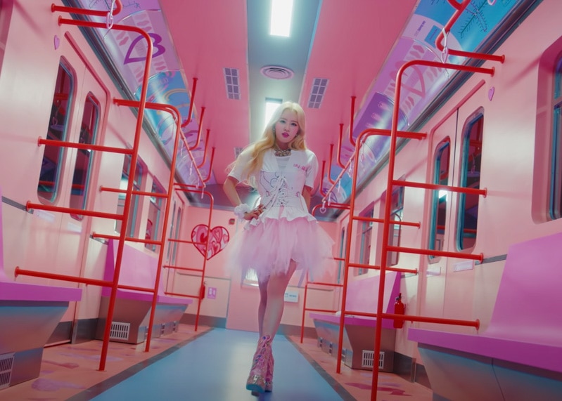 STAYC RUN2U MV Kpop Fashion - Sieun - Look 1