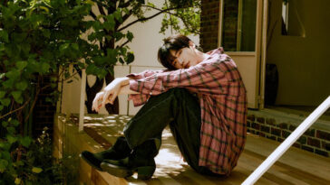Lee Jong-Suk's Outfit on Instagram on August 20, 2022