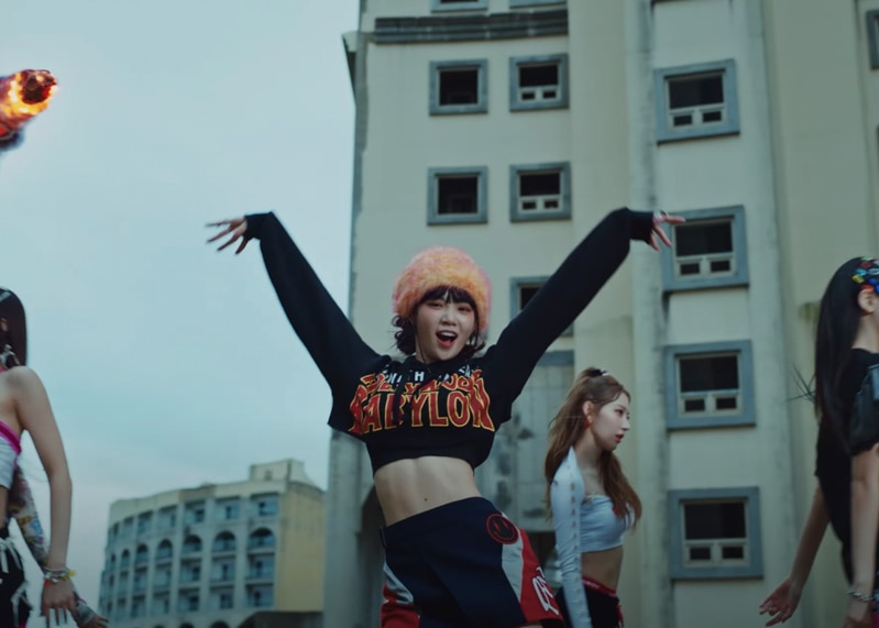 LE SSERAFIM Antifragile MV Kpop Fashion - Chaewon - Look 2