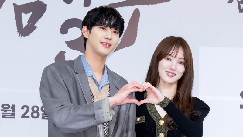 Lee Sung-Kyung And Ahn Hyo-Seop's Outfits at the 'Dr. Romantic 3' Press Conference