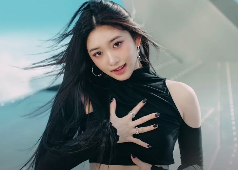 IVE I Am MV Kpop Fashion - Leeseo - Look 1