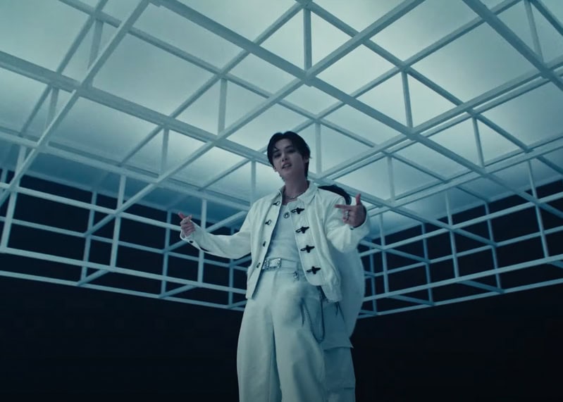 STRAY KIDS Walkin On Water MV Kpop Fashion - Lee Know - Look 1