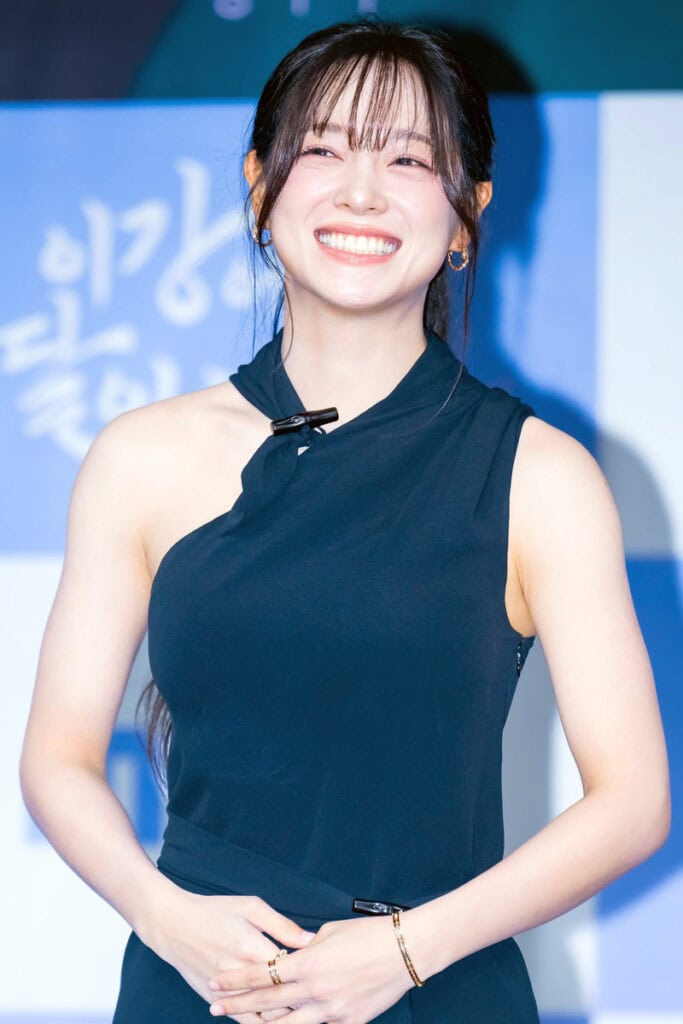 Kim Se-jeong's Outfit at ‘Moon River’ Press Conference on October 30, 2025